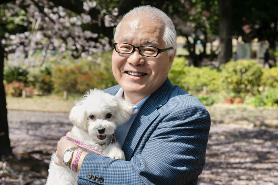 たけみ敬三が犬を抱え笑顔の写真